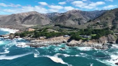 Kaliforniya 'da 1. Otoyol' da Sahil Çevre. Kaliforniya 'nın Okyanus Yolu' nda tarihi bir yolculuk. Deniz manzarası. Kaliforniya 'da 1. Otobanda Sahil Çevre.