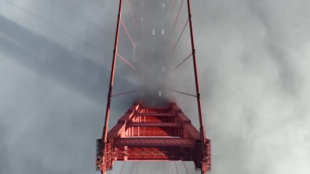 カリフォルニア州サンフランシスコにあるゴールデンゲートブリッジ 高層ビル建築について 観光旅行について カリフォルニア州サンフランシスコにあるゴールデンゲートブリッジ — ストック動画