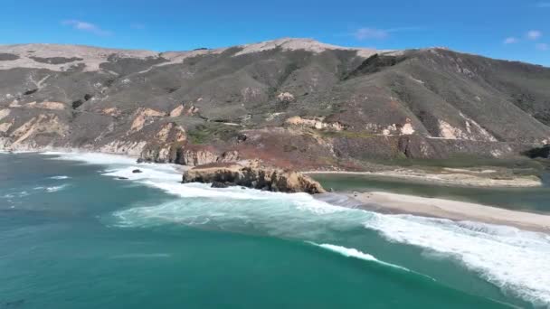 美国加州1号高速公路的海岸岩石 加利福尼亚沿海路的历史路旅行 自然海景 美国加州1号高速公路的海岸岩石 — 图库视频影像