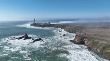 ABD 'nin Kaliforniya Pacifica' daki deniz feneri. Doğanın Seyahat Arkaplanı. Deniz Burnu Manzarası. ABD 'nin Kaliforniya Pacifica' daki Deniz Feneri.