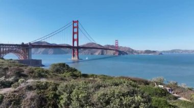 Kaliforniya, San Francisco 'daki Golden Gate Köprüsü. Şehir merkezindeki Skyline. Ulaşım Sahnesi. Kaliforniya, San Francisco 'daki Golden Gate Köprüsü.