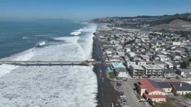 Kaliforniya, Pacifica 'daki sahil plajı. Doğanın Seyahat Arkaplanı. Deniz Burnu Manzarası. Kaliforniya Pacifica 'da Sahil Plajı.