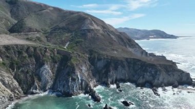 Kaliforniya 'da 1. Otoyol' daki Plaj Sahnesi. Kaliforniya 'nın sahil yolunda tarihi bir yolculuk. Doğa Deniz Burnu. Kaliforniya 'da 1. Otobanda Plaj Sahnesi.