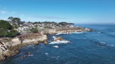 Monterey, Kaliforniya 'daki sahil plajı. Doğa Turizmi. Güneşli Gün Manzarası. Kaliforniya 'da Monterey' de sahil plajı..