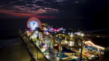 Kaliforniya, Los Angeles 'taki Santa Monica İskelesi. Lunapark Liman Sahnesi. Dönme dolabın simgesi. Santa Monica İskelesi Los Angeles, Kaliforniya Amerika Birleşik Devletleri.