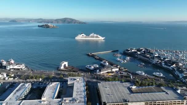 カリフォルニア州サンフランシスコでクルーズ船 メガロポリス ダウンタウン シティスケープ ビジネス旅行 カリフォルニア州サンフランシスコでクルーズ船 — ストック動画