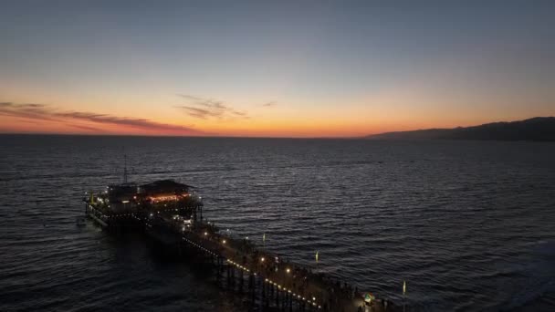 美国加利福尼亚州洛杉矶的圣莫尼卡码头 彩色娱乐公园码头 摩天轮景观 美国加利福尼亚州洛杉矶的圣莫尼卡码头 — 图库视频影像
