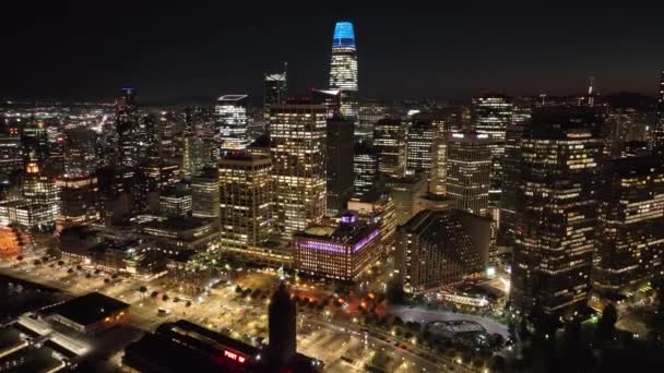 Kaliforniya San Francisco Aydınlanmış Akşam Şehir Merkezindeki Skyline Ulaşım Sahnesi — Stok video