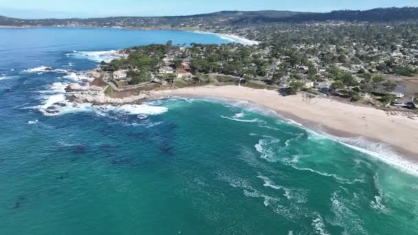 美国加州卡梅尔海岸海滩 自然旅游 阳光灿烂的日景 美国加州卡梅尔海岸海滩 — 图库视频影像