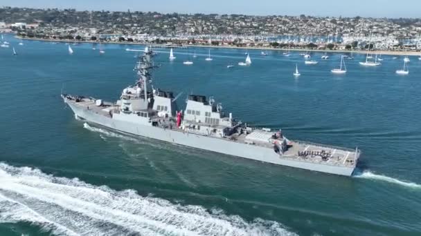 カリフォルニア州サンディエゴで海軍艦 有名なコーストシティ ハーバー アイランド カリフォルニア州サンディエゴで海軍艦 — ストック動画