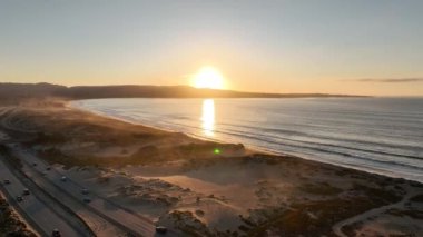 Kaliforniya 'da Sand City' de renkli bir gün batımı. Doğa Turizmi. Tatil Tatilleri. Kaliforniya 'da Kum Şehri' nde Renkli Gün Batımı.