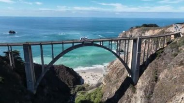 Bixby Creek Köprüsü Kaliforniya 'da 1. Otoyol' da. Kaliforniya Okyanus Yolu 'ndaki Mimari Yol Gezisi. Deniz manzarası. Bixby Creek Köprüsü Kaliforniya 'da 1. Otoyol.