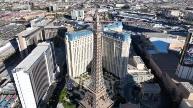 Nevada 'daki Las Vegas' taki Paris Eyfel Kulesi. Meşhur Manzara Bulvarı. Eğlence Mekanı. Las Vegas 'taki Paris Eyfel Kulesi Nevada Birleşik Devletleri.