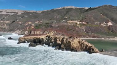 Kaliforniya 'da 1. Otoyol' daki Kıyı Kayalıkları. Kaliforniya 'nın sahil yolunda tarihi bir yolculuk. Doğa Deniz Burnu. Kaliforniya 'da 1. Otoyoldaki Kıyı Kayalıkları.