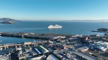 Kaliforniya, San Francisco 'da yolcu gemisi. Şehir merkezindeki Skyline. Ulaşım Sahnesi. San Francisco 'daki gezi gemisi, Kaliforniya' da..