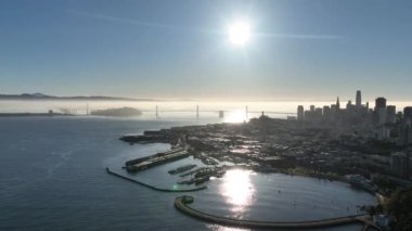 Kaliforniya 'da San Francisco' da Gündoğumu Gökyüzü. Highrise İnşaat Mimarisi. İyi Akşamlar Seyahat. San Francisco 'da Gündoğumu Gökyüzü Kaliforniya' da.