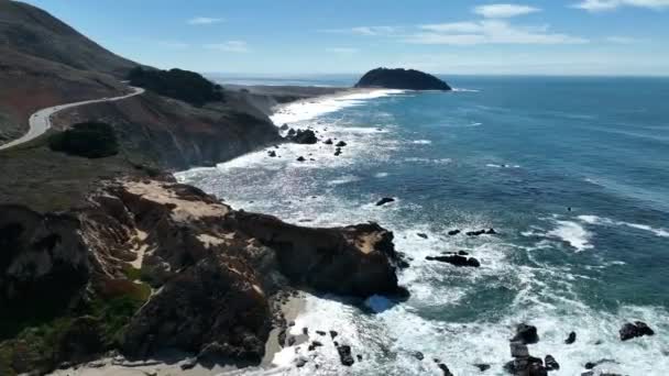 美国加州1号高速公路的海岸线 加利福尼亚沿海路的历史路旅行 自然海景 美国加利福尼亚州1号公路的海岸线 — 图库视频影像