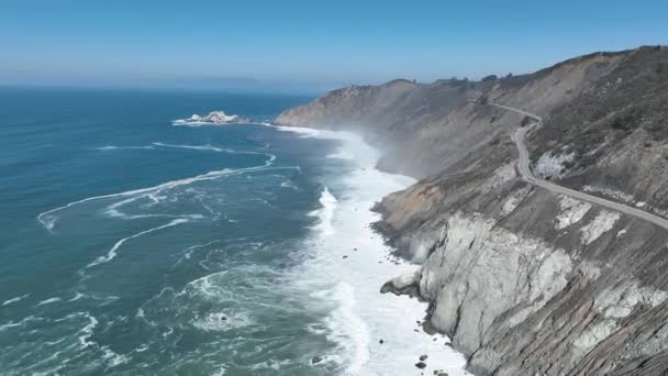 美国加州1号高速公路的沿海环境 加利福尼亚沿海路的历史路旅行 自然海景 美国加利福尼亚1号公路的沿海环境 — 图库视频影像