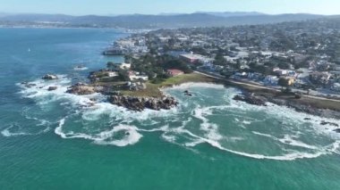 Monterey, Kaliforniya 'daki sahil plajı. Doğa Turizmi. Güneşli Gün Manzarası. Kaliforniya 'da Monterey' de sahil plajı..