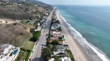 California, Los Angeles 'taki Malibu Plajı. Paradisiac Sahili. Deniz Burnu Simgesi. California, Los Angeles 'ta Malibu Plajı.