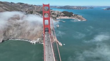 Kaliforniya, San Francisco 'da Golden Gate Köprüsü Sisi. Şehir merkezindeki Skyline. Ulaşım Sahnesi. Golden Gate Köprüsü Sisi San Francisco 'da, Kaliforniya' da.