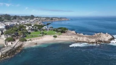 Monterey, Kaliforniya 'daki sahil plajı. Doğa Turizmi. Güneşli Gün Manzarası. Kaliforniya 'da Monterey' de sahil plajı..