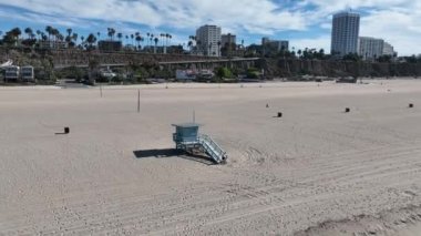 Kaliforniya, Los Angeles 'taki Cankurtaran Kulesi. Coast City Peyzajı. Şehir merkezindeki şehir manzarası. Kaliforniya 'da Los Angeles' taki Cankurtaran Kulesi.
