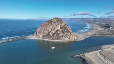 Kaliforniya 'daki Morro Körfezi' nde kıyı manzarası. Doğanın Seyahat Arkaplanı. Morro Rock Peyzajı. ABD 'nin Kaliforniya eyaletindeki Morro Körfezi' nde kıyı manzarası.