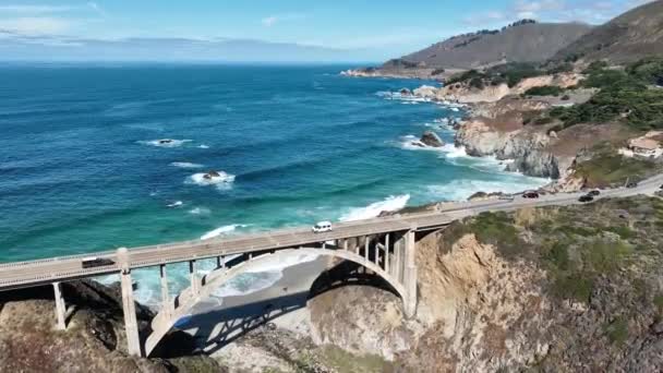 洛基溪大桥位于美国加州1号高速公路 加利福尼亚海路的历史路旅行 滨海景观 美国加利福尼亚州1号公路上的洛基溪大桥 — 图库视频影像