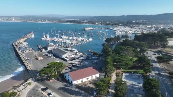 位于美国加州蒙特里的渔民码头 自然旅游 阳光灿烂的日景 位于美国加州蒙特里的渔民码头 — 图库视频影像