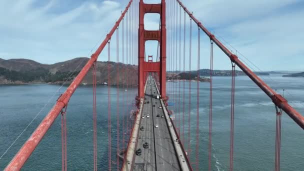 カリフォルニア州サンフランシスコにあるゴールデンゲートブリッジ ダウンタウン シティ スカイライン 交通シーン カリフォルニア州サンフランシスコにあるゴールデンゲートブリッジ — ストック動画