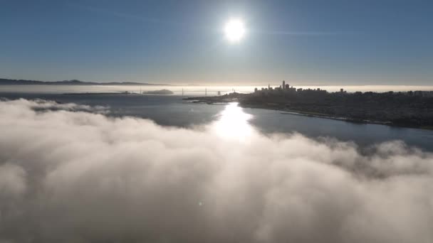 カリフォルニア州サンフランシスコの霧景 高層ビル建築について 観光旅行について カリフォルニア州サンフランシスコの霧景 — ストック動画