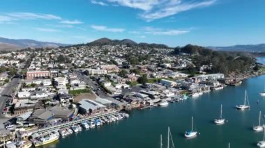 Kaliforniya 'da Morro Bay' de şehir merkezinde. Doğanın Seyahat Arkaplanı. Morro Rock Peyzajı. Şehir merkezindeki Morro Körfezi, Kaliforniya Birleşik Devletleri..