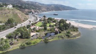 California, Los Angeles 'taki Malibu Plajı. Paradisiac Sahili. Deniz Burnu Simgesi. California, Los Angeles 'ta Malibu Plajı.