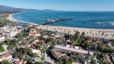 Kaliforniya 'da Santa Barbara sahil plajı. Doğal Turist Seyahati. Tatil Tatilleri. Santa Barbara 'daki sahil sahili, Kaliforniya Birleşik Devletleri..
