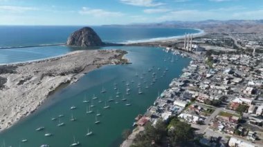 Kaliforniya 'da Morro Bay' de şehir manzarası. Doğanın Seyahat Arkaplanı. Deniz Burnu Manzarası. Kaliforniya 'da Morro Körfezi' nde Şehir Manzarası.