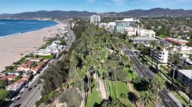 Santa Monica Los Angeles 'ta, Kaliforniya' da. Şehir merkezindeki şehir manzarası. Otoyol 66 Landmark. Santa Monica Los Angeles 'ta Kaliforniya' da.