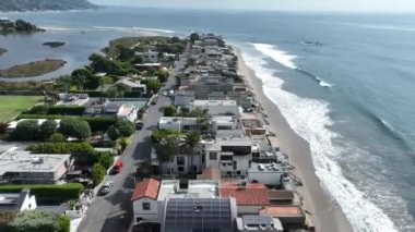 California, Los Angeles 'taki Malibu Plajı. Paradisiac Sahili. Deniz Burnu Simgesi. California, Los Angeles 'ta Malibu Plajı.