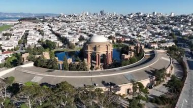 Kaliforniya, San Francisco 'daki Güzel Sanatlar Sarayı. Şehir merkezindeki Skyline. Ulaşım Sahnesi. Kaliforniya, San Francisco 'daki Güzel Sanatlar Sarayı.