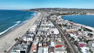 Kaliforniya, San Diego 'daki Mission Plajı. Cennet Sahili Manzarası. Deniz Burnu Limanı. San Diego Mission Plajı, Kaliforniya Birleşik Devletleri.