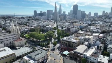 Kaliforniya 'da San Francisco' da şehir merkezi caddesi. Şehir merkezindeki Skyline. Ulaşım Sahnesi. San Francisco 'da şehir merkezi. Kaliforniya' da..