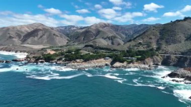 Kaliforniya 'da 1. Otoyol' da Plaj Sahnesi. Kaliforniya 'nın Okyanus Yolu' nda tarihi bir yolculuk. Deniz manzarası. Kaliforniya 'da 1. Otoyolda Plaj Sahnesi.