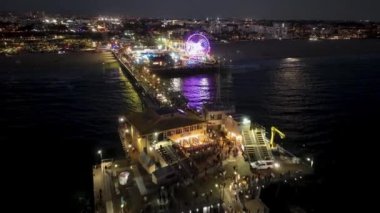 Kaliforniya, Los Angeles 'taki Santa Monica İskelesi. Lunapark Liman Sahnesi. Dönme dolabın simgesi. Santa Monica İskelesi Los Angeles, Kaliforniya Amerika Birleşik Devletleri.