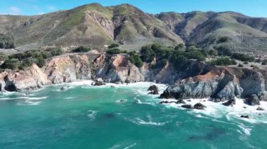 Kaliforniya 'da 1. Otoyol' daki sahil erozyonu. Kaliforniya 'nın sahil yolunda tarihi bir yolculuk. Doğa Deniz Burnu. Kaliforniya 'da 1. Otobanda Kıyı Erozyonu.