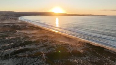 Kaliforniya 'daki Sand City' de Sunset Sky. Doğa Turizmi. Tatil Tatilleri. Kaliforniya 'da Kum Şehri' nde Günbatımı Gökyüzü.