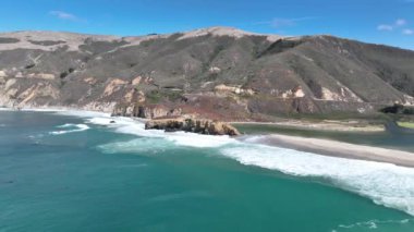 Kaliforniya 'da 1. Otoyol' daki sahil şeridi. Kaliforniya 'nın Okyanus Yolu' nda tarihi bir yolculuk. Deniz manzarası. Kaliforniya 'da 1. Otoyol' daki sahil şeritleri.