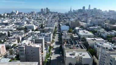 Kaliforniya, San Francisco 'da trafik sokağı. Highrise İnşaat Mimarisi. Turizm Seyahati. Kaliforniya 'da San Francisco' da Trafik Caddesi.