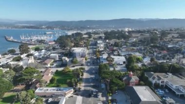 Monterey, Kaliforniya 'daki City Street. Doğa Turizmi. Güneşli Gün Manzarası. Monterey 'deki Şehir Sokağı, Kaliforniya Birleşik Devletleri..