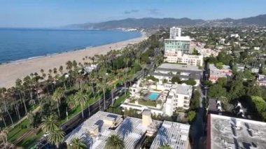 Santa Monica Los Angeles 'ta, Kaliforniya' da. Şehir merkezindeki şehir manzarası. Otoyol 66 Landmark. Santa Monica Los Angeles 'ta Kaliforniya' da.