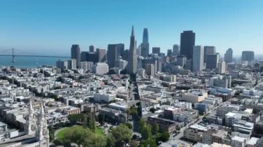 Kaliforniya 'da, San Francisco' da geniş bir manzara. Highrise İnşaat Mimarisi. Turizm Seyahati. Kaliforniya 'da San Francisco' da Geniş Görüş.